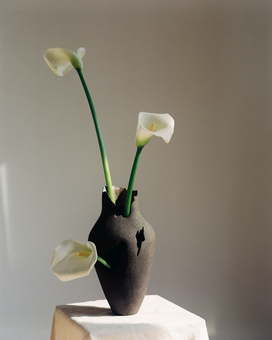 Vase en céramique avec percée asymétrique.