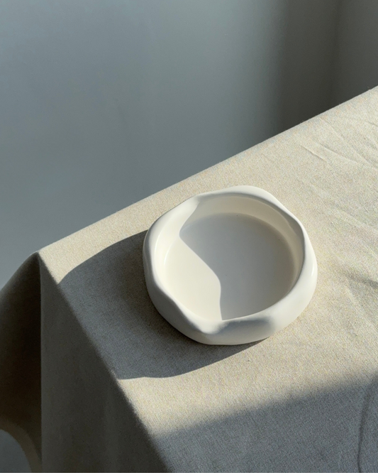Vide-poche Cece asymétrique.