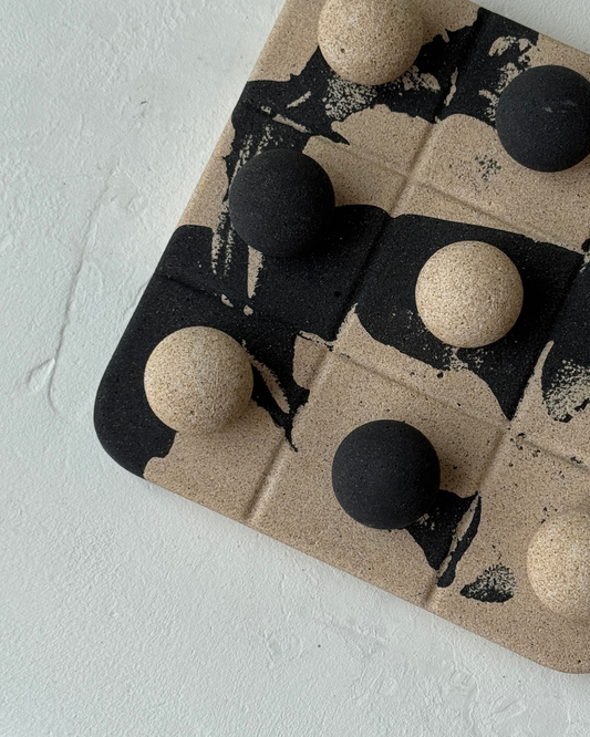 Jeu de tic-tac-toe en résine.