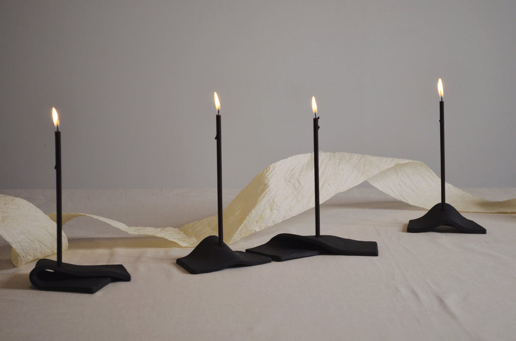 Bougeoir noir.