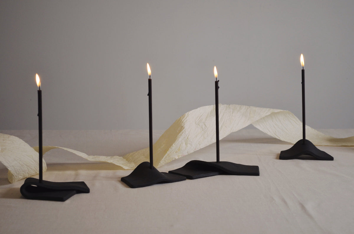 Bougeoir noir.