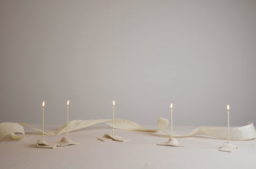 Bougeoir blanc cassé.