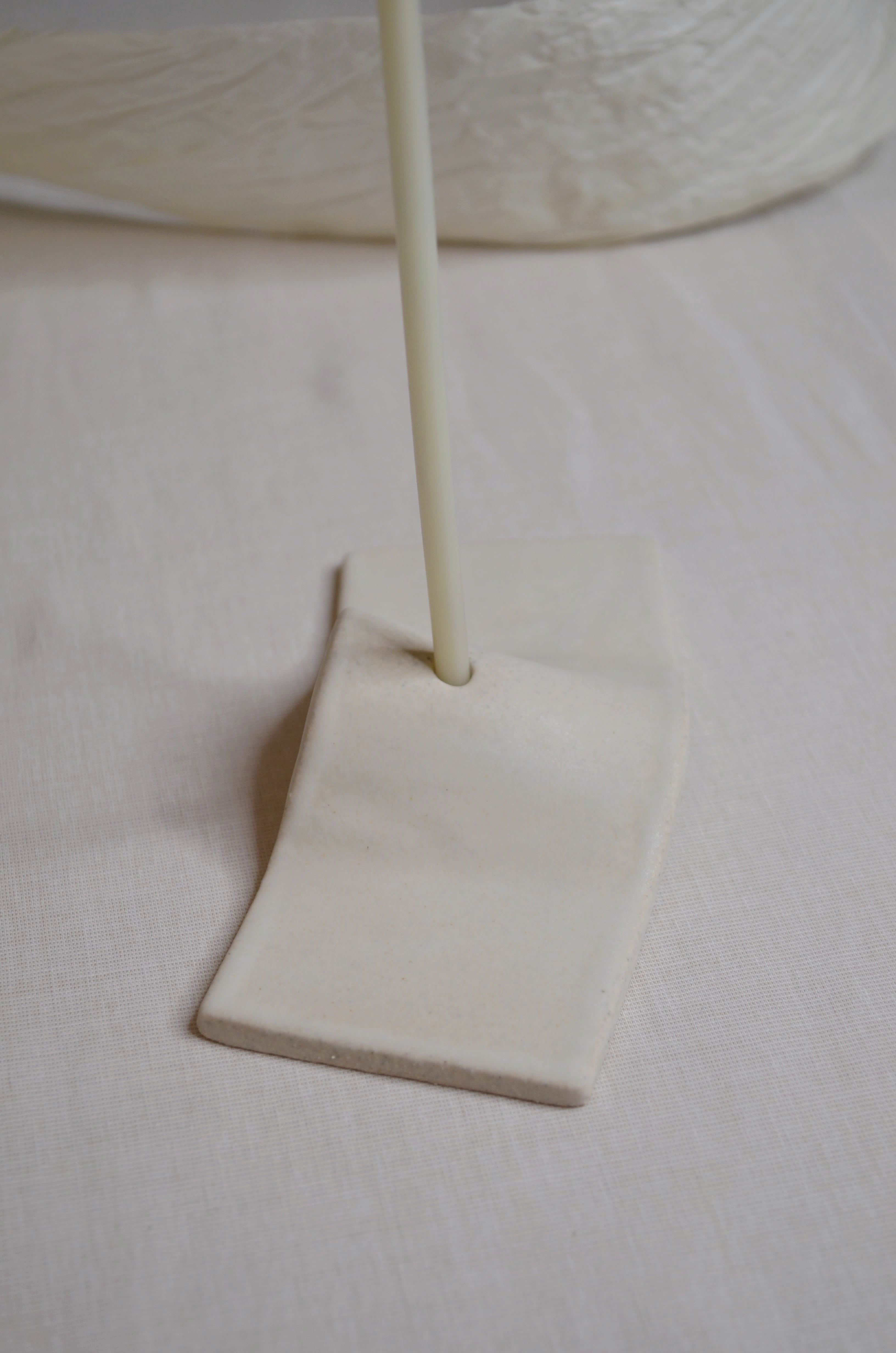 Bougeoir blanc cassé.
