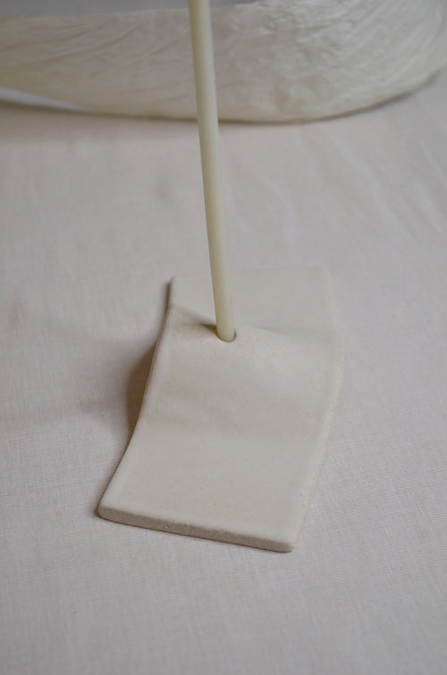 Bougeoir blanc cassé.