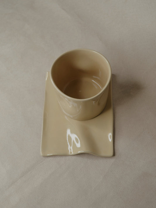 Deux tasses couleur beurre.