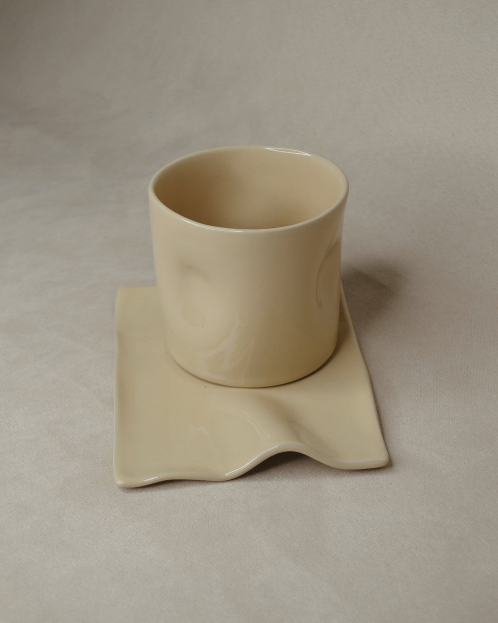 Deux tasses couleur beurre.