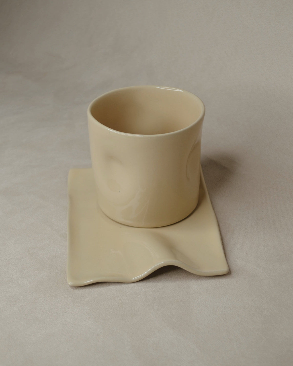 Deux tasses couleur beurre.