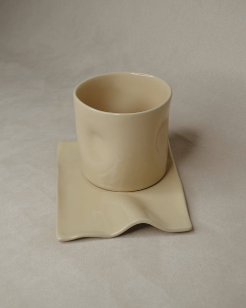 Deux tasses couleur beurre.