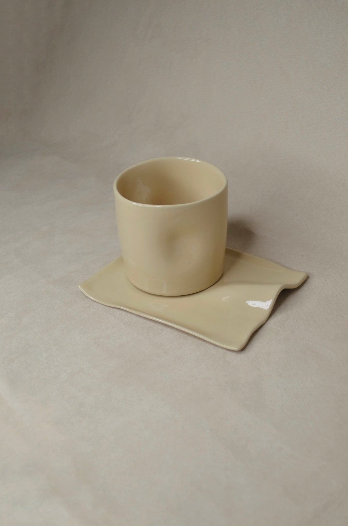 Deux tasses couleur beurre.