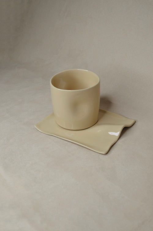 Deux tasses couleur beurre.