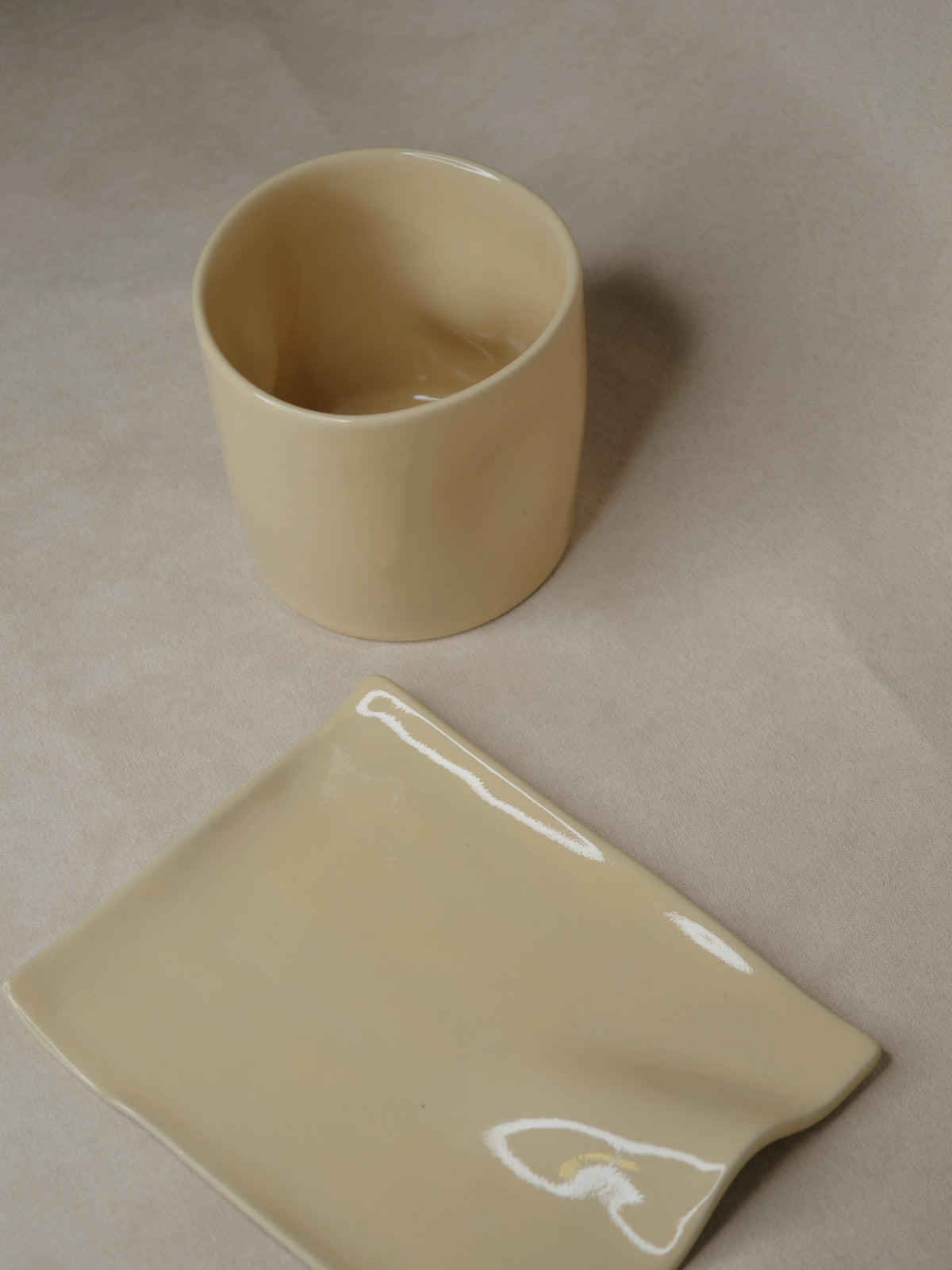 Deux tasses couleur beurre.