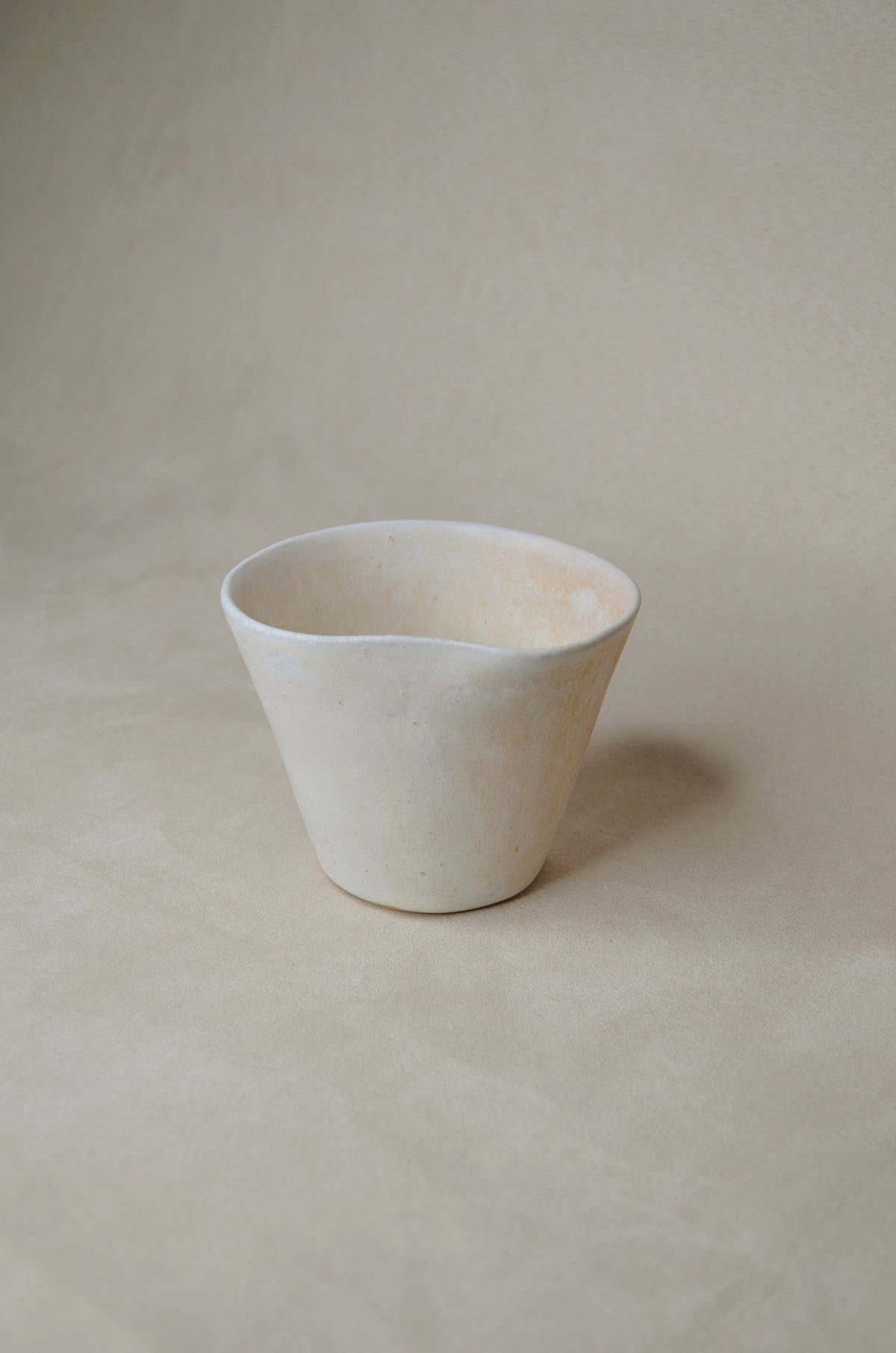 Tasse tulipe blanc cassé mat.