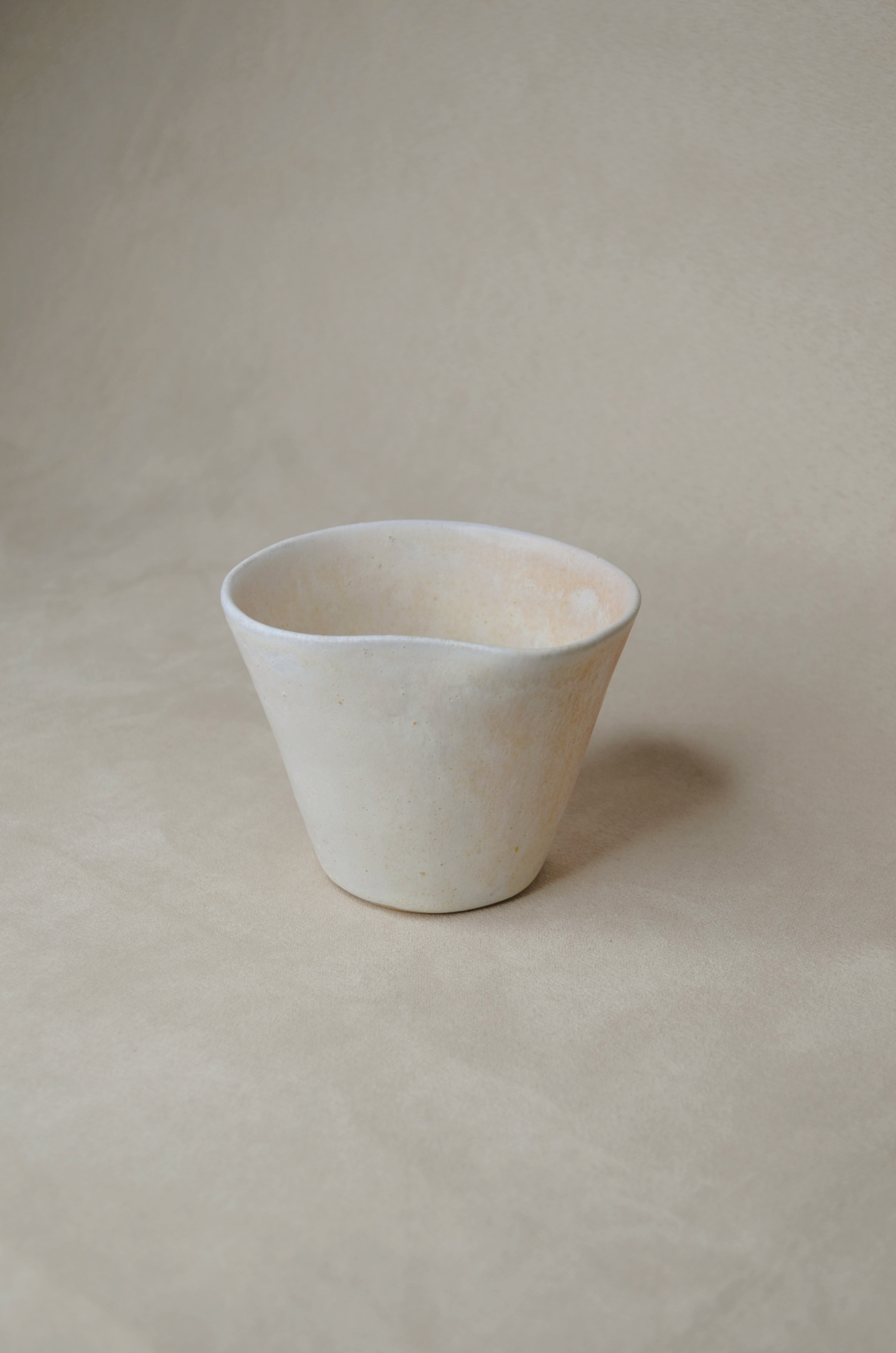 Tasse tulipe blanc cassé mat.