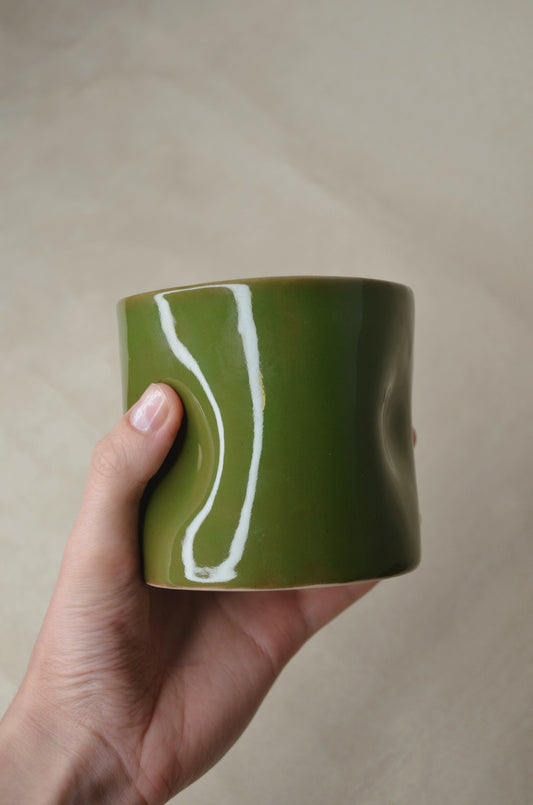 Deux tasses vert olive.