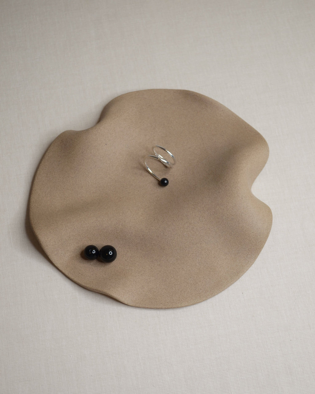 Assiette ronde beige.