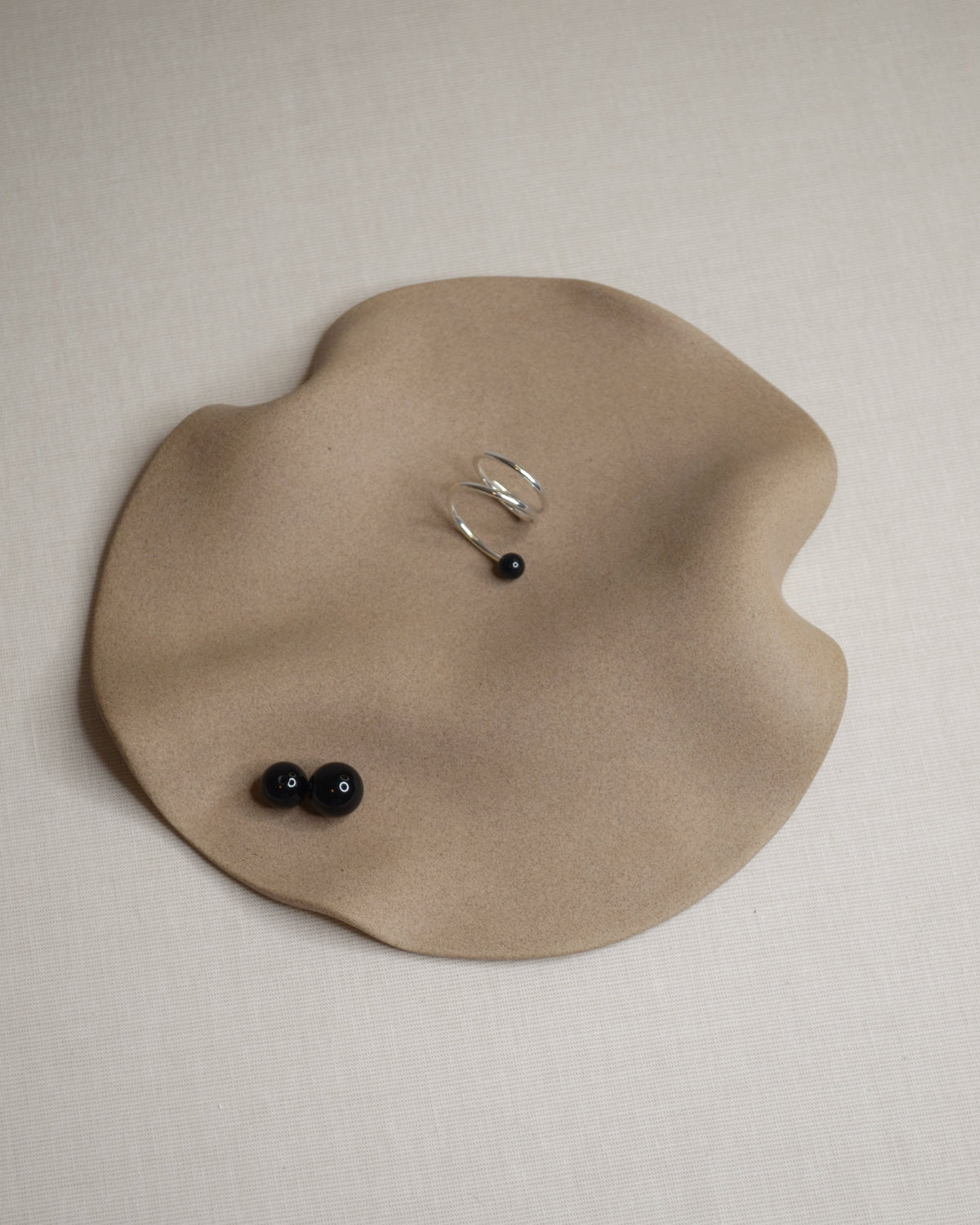 Assiette ronde beige.