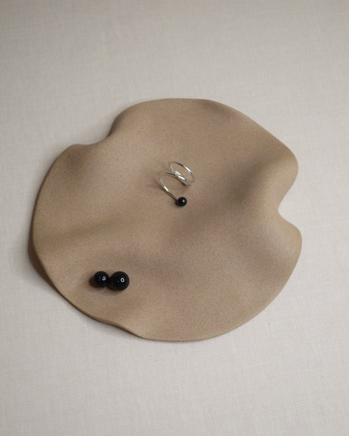 Assiette ronde beige.