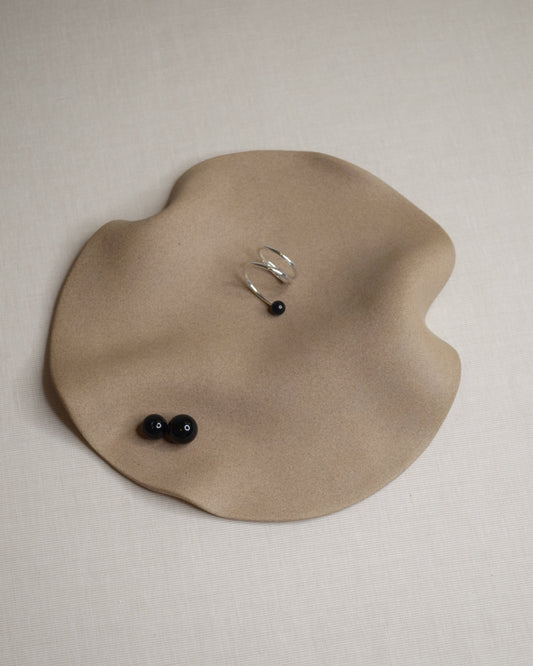Assiette ronde beige.