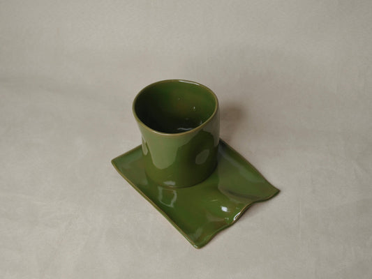 Deux tasses vert olive.