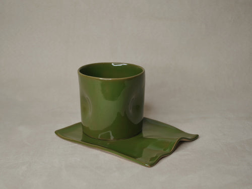 Deux tasses vert olive.