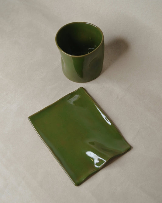 Deux tasses vert olive.