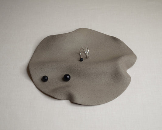 Assiette ronde grise.