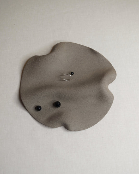 Assiette ronde grise.