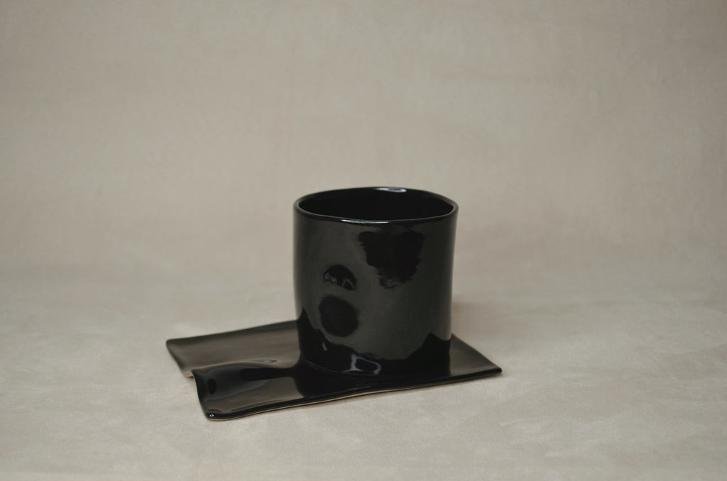 Deux tasses noires.