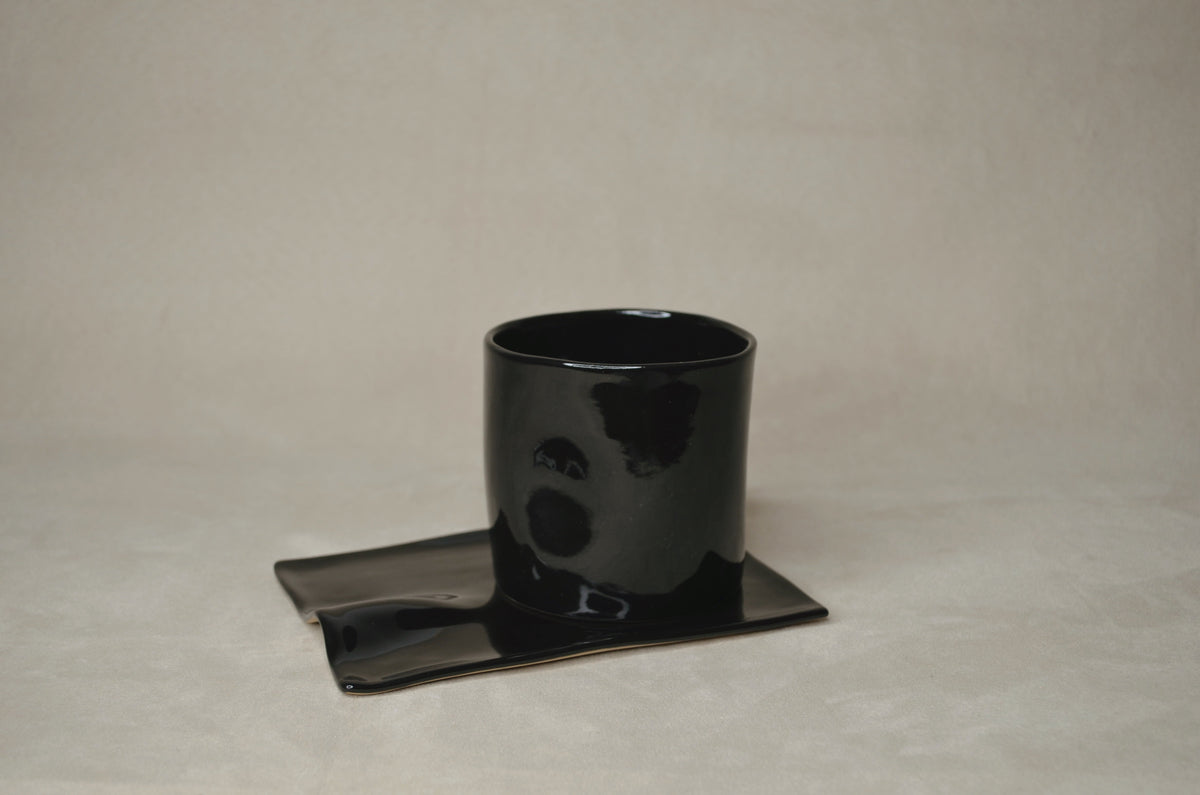 Deux tasses noires.