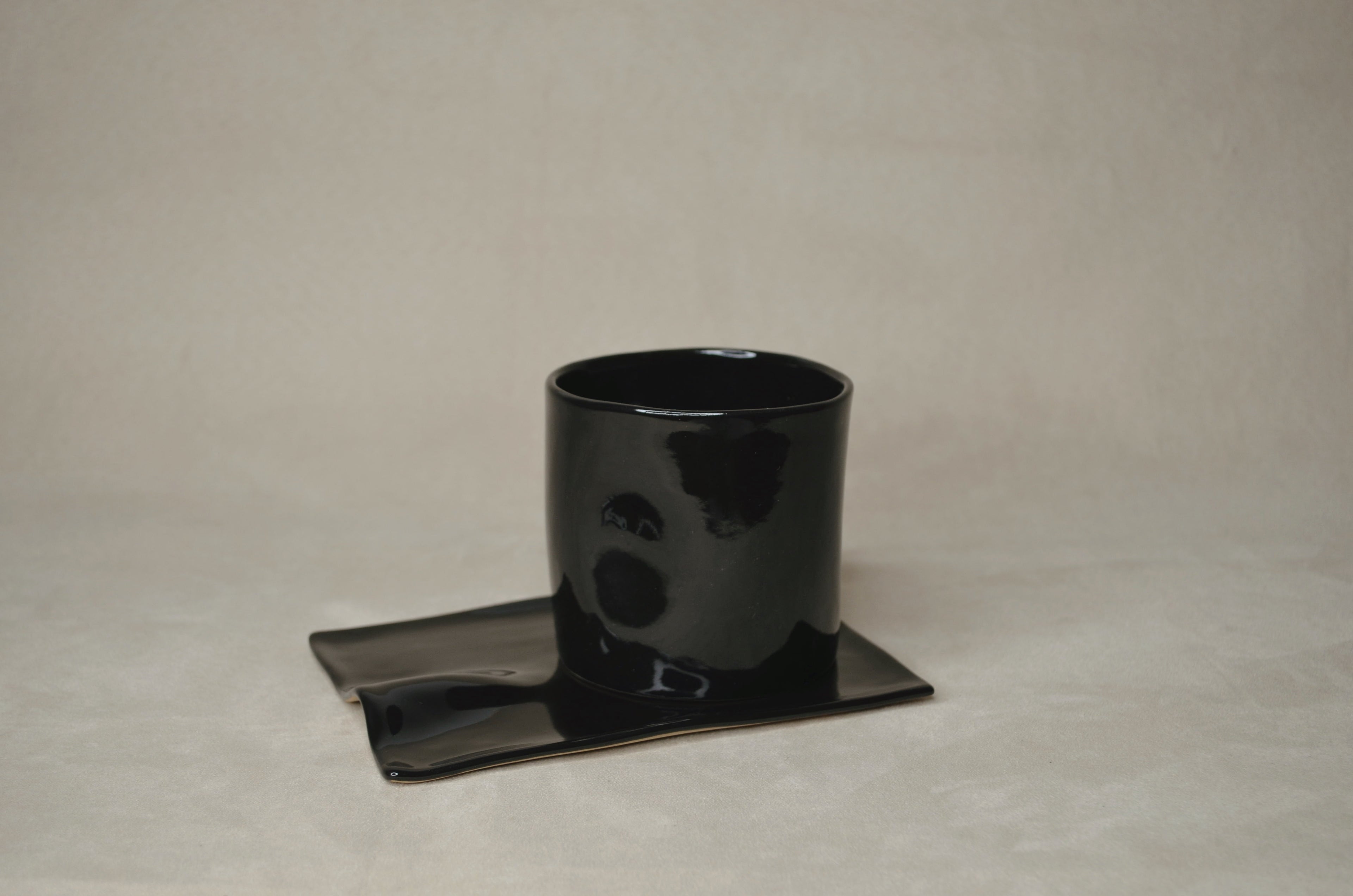 Deux tasses noires.