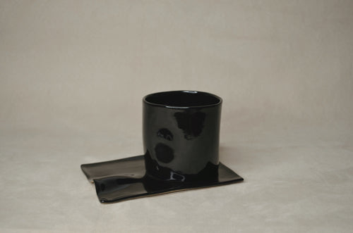 Deux tasses noires.