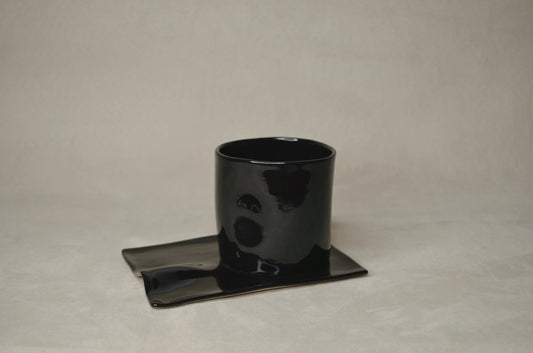 Deux tasses noires.