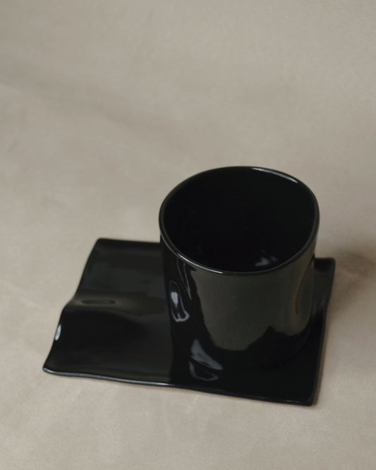 Deux tasses noires.