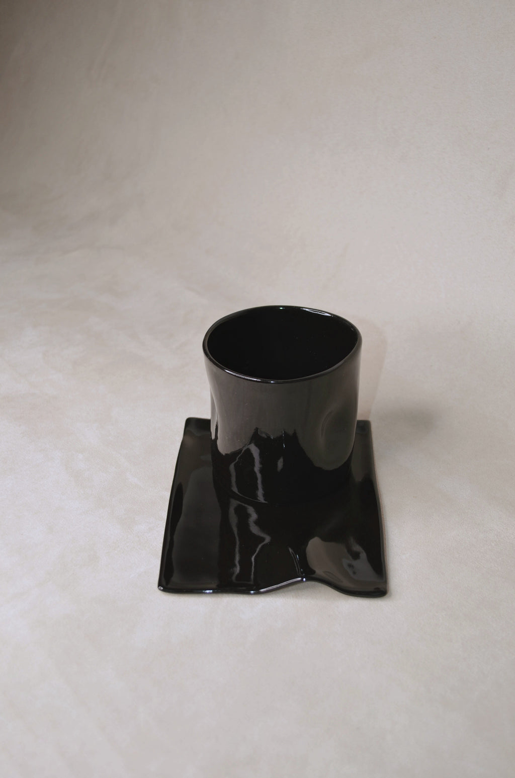 Deux tasses noires.