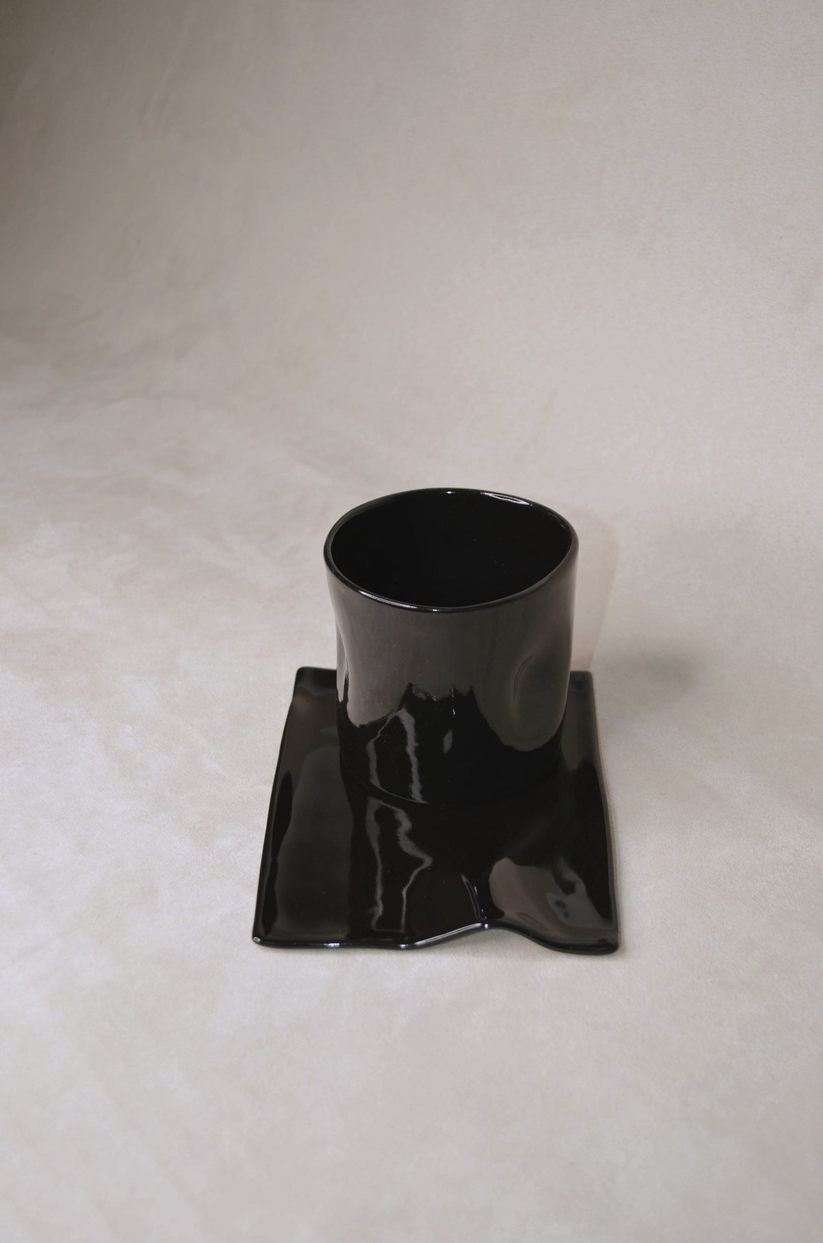 Deux tasses noires.
