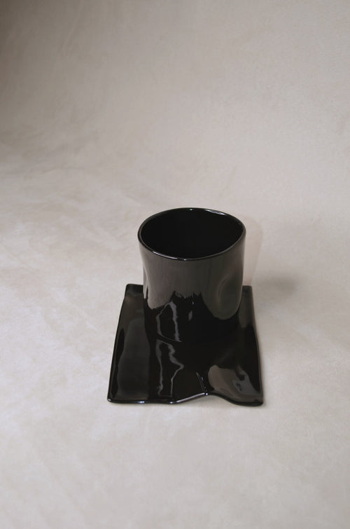 Deux tasses noires.