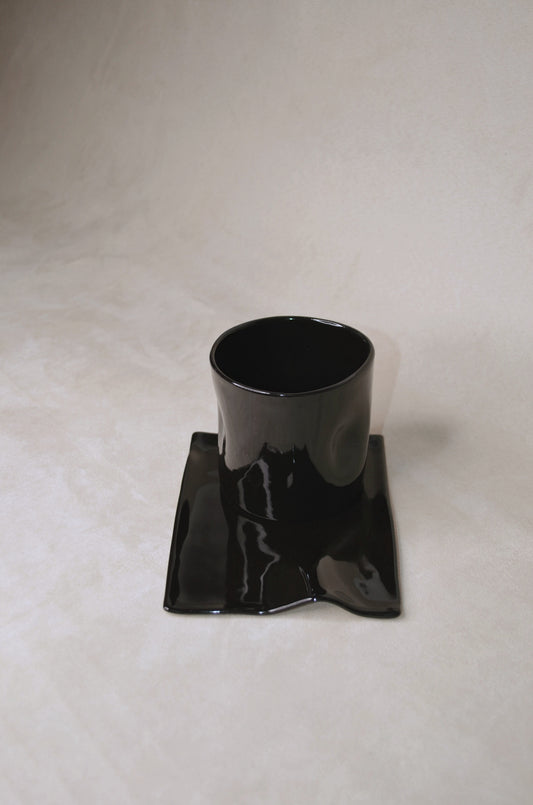 Deux tasses noires.