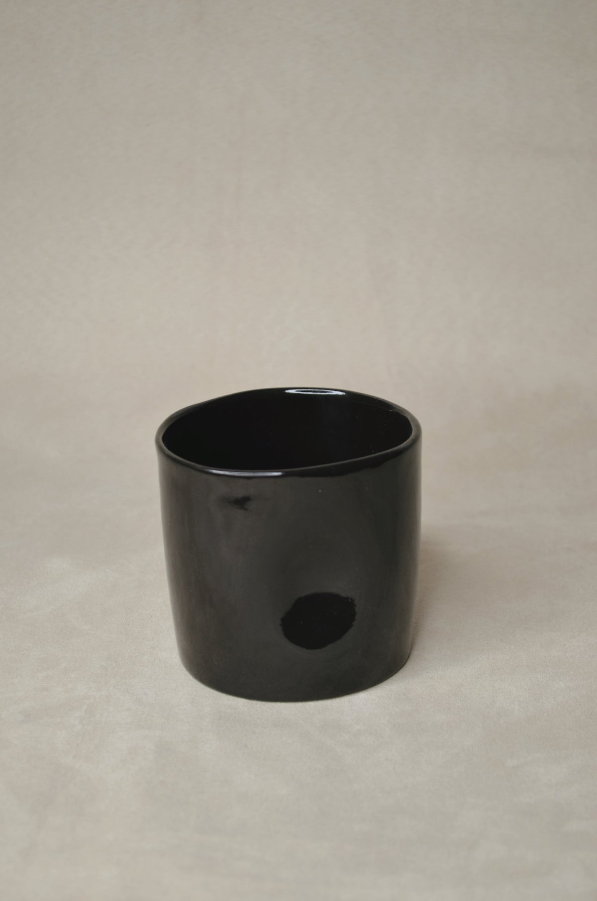 Deux tasses noires.