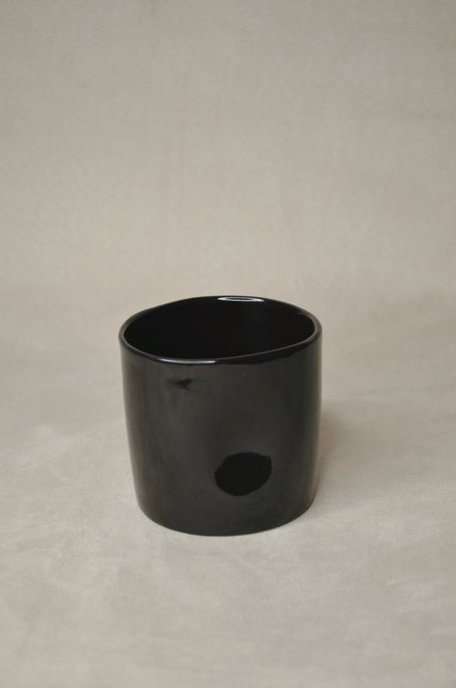 Deux tasses noires.