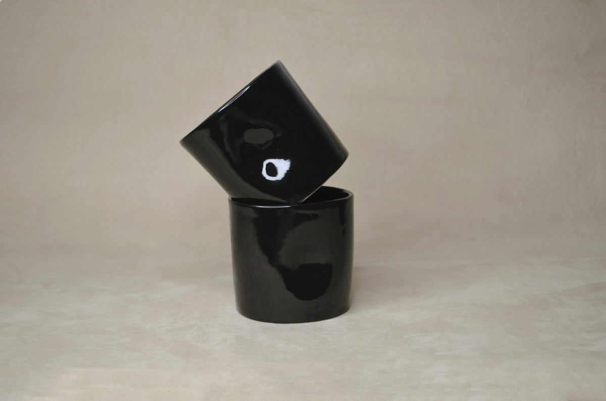 Deux tasses noires.
