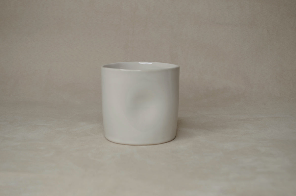 Deux tasses blanc cassé.