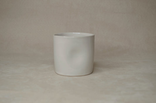Deux tasses blanc cassé.
