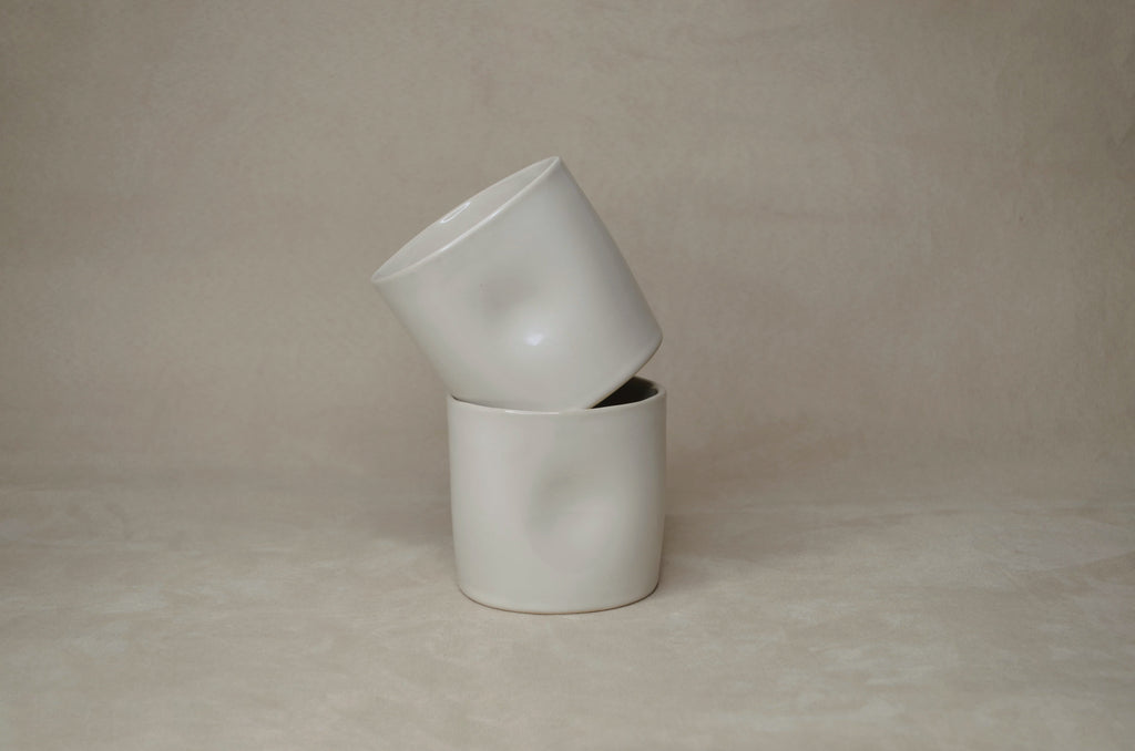 Deux tasses blanc cassé.