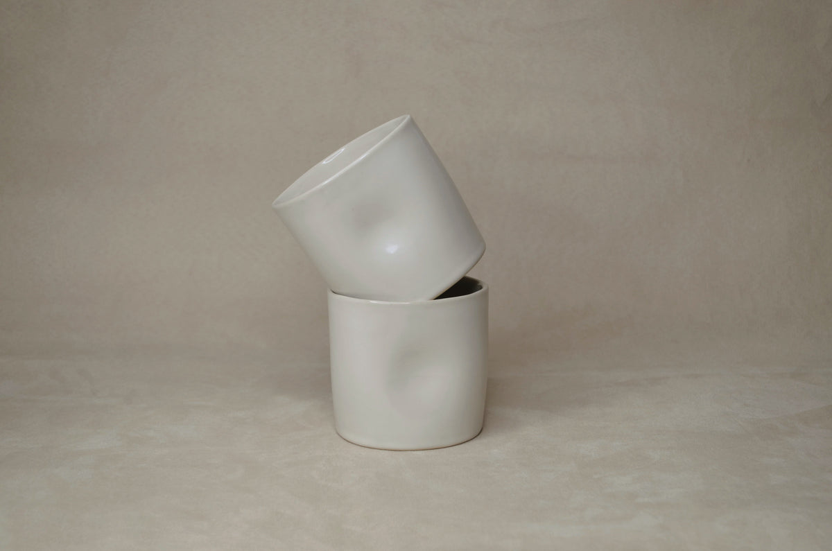 Deux tasses blanc cassé.