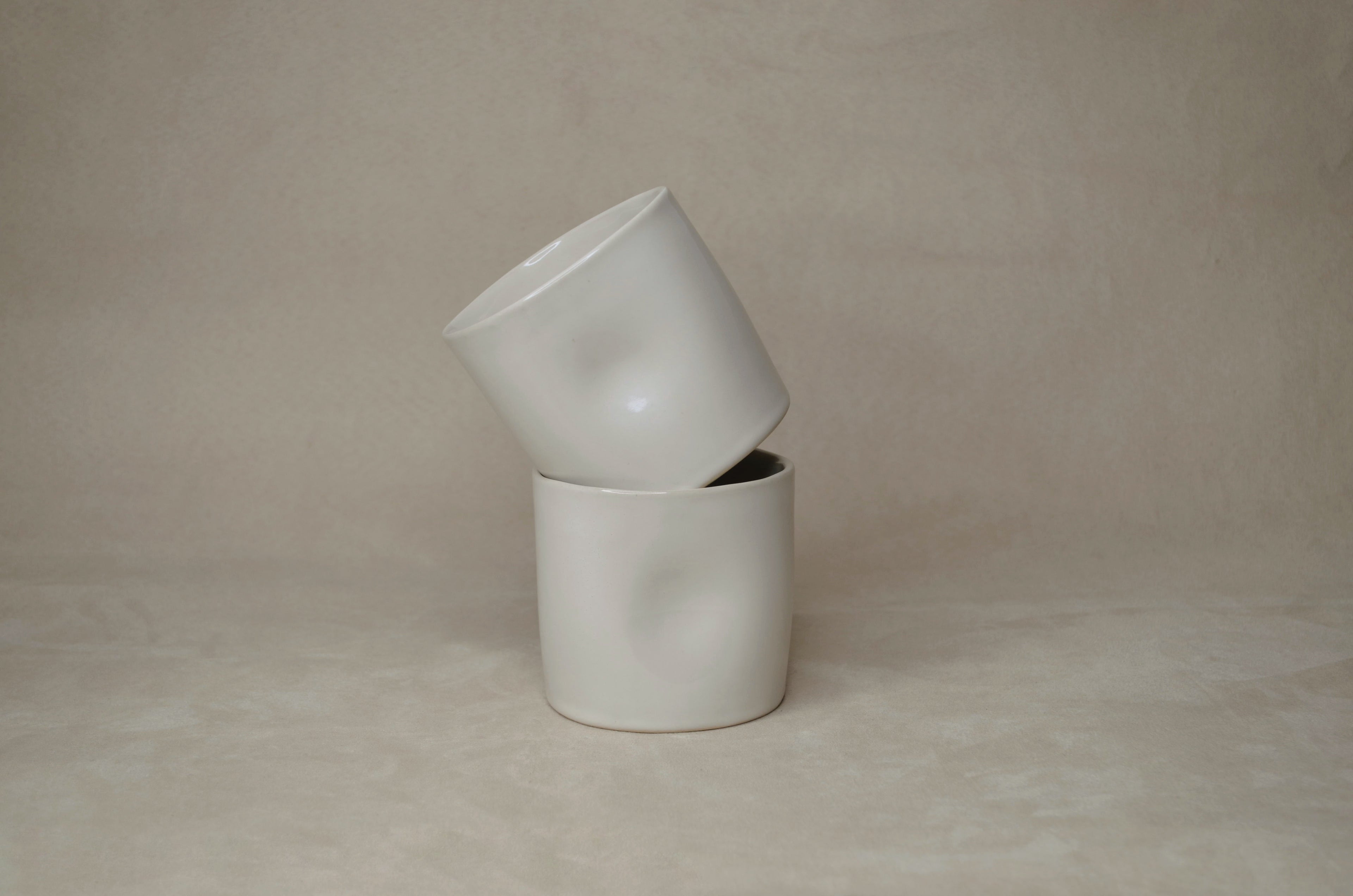 Deux tasses blanc cassé.