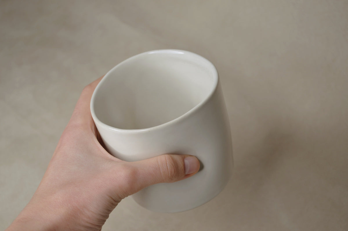 Deux tasses blanc cassé.