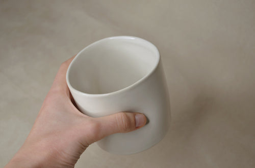 Deux tasses blanc cassé.