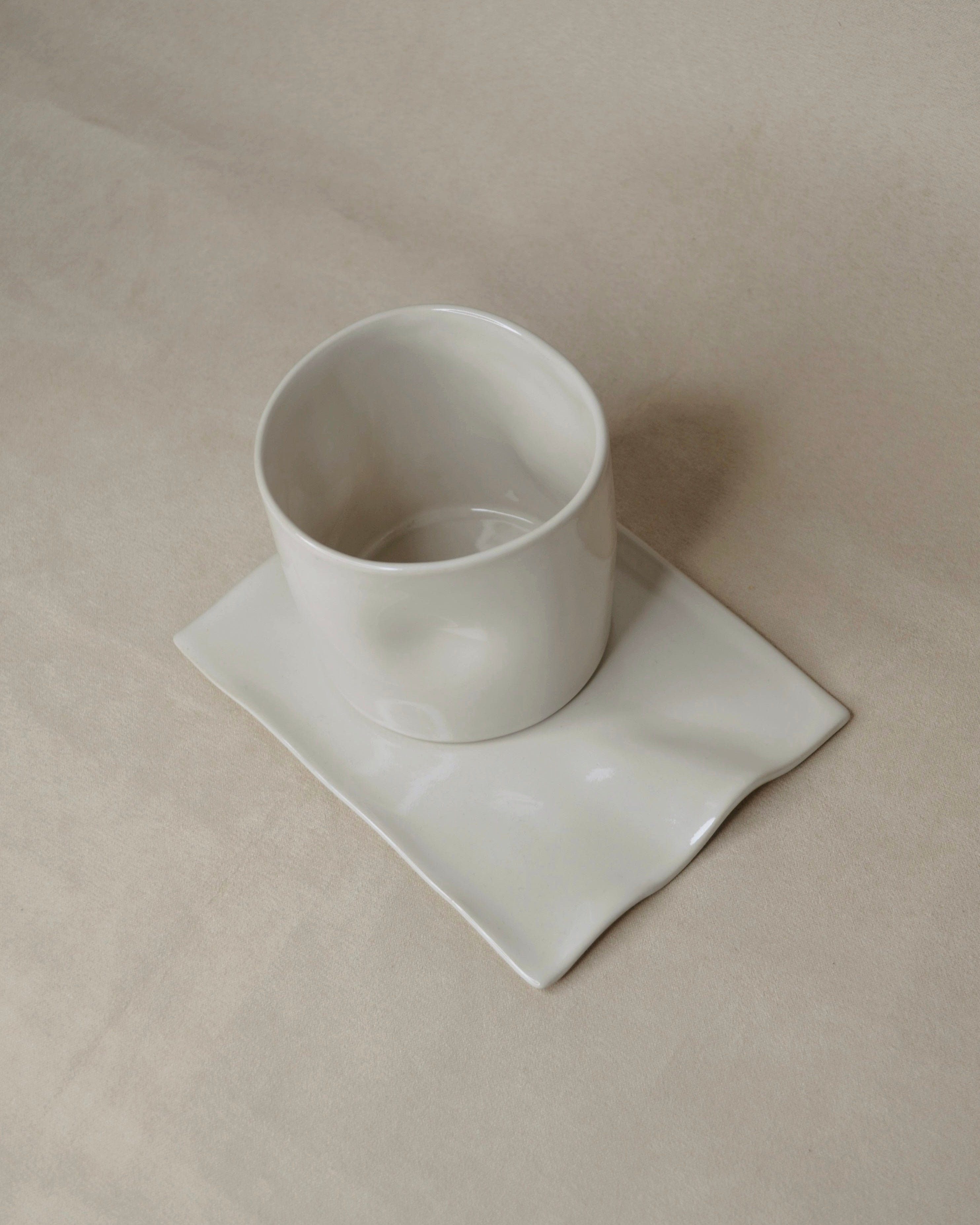 Deux tasses blanc cassé.