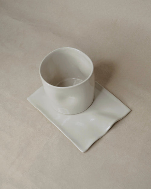 Deux tasses blanc cassé.