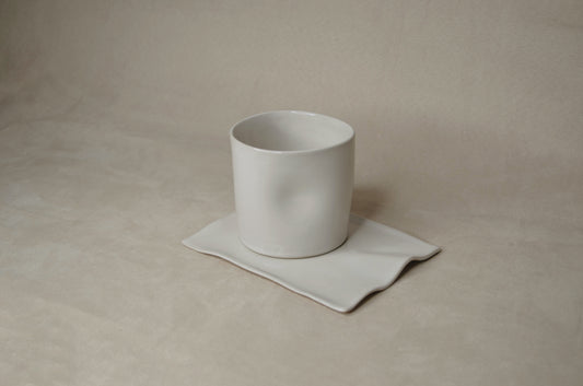 Deux tasses blanc cassé.